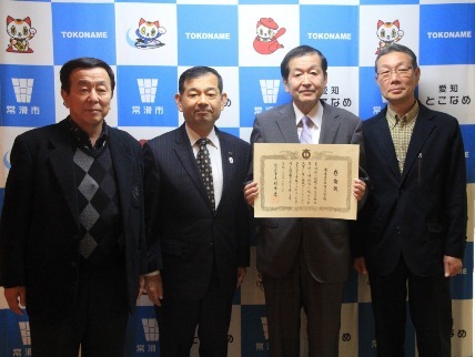 写真：片岡市長へ受賞報告