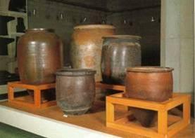 画像：常滑の陶器の生産用具・製品