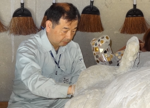 写真：市長が制作する様子