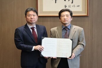 左：常滑市長　右：移動スーパーはじ丸名和店2号車代表