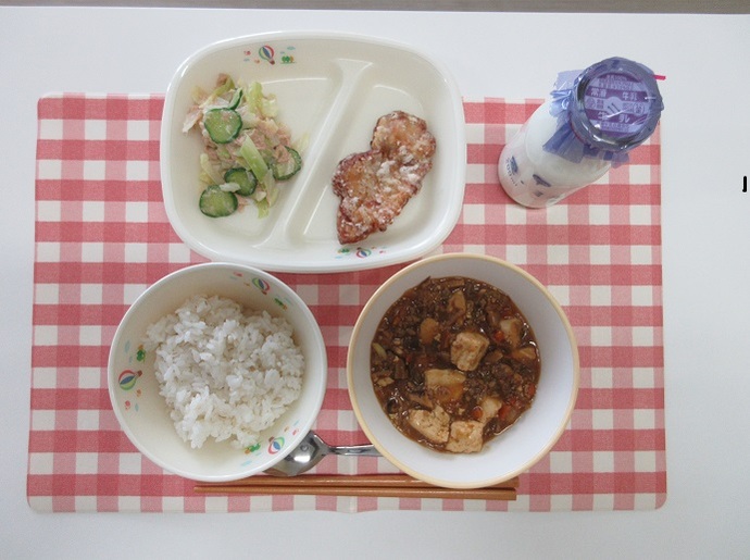 献立：麦ご飯　牛乳　マーボ豆腐　鶏肉の竜田揚げ　ツナと大根のサラダ　卓上ドレッシング（青じそ）
