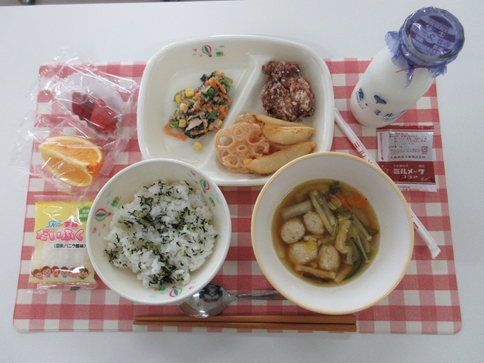 献立：菜飯　牛乳　ココア牛乳の素　鶏団子汁　鶏肉のから揚げ　れんこんチップス　フライドポテト　ツナサラダ　いちご（個包装）・オレンジ（個包装）（どちらか1個）　豆乳クリーム大福