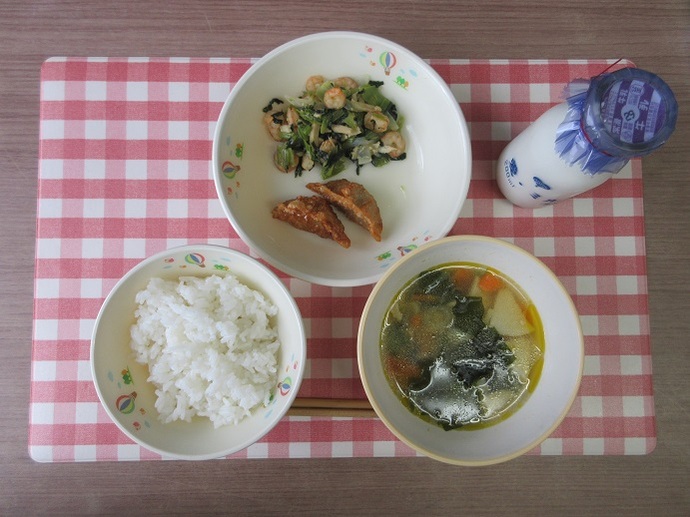 献立：白飯　牛乳　わかめスープ　愛知県産食材入り揚げ餃子（小2個・中3個）　海老と小松菜の炒め物