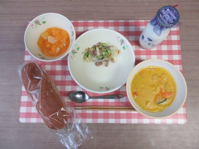 献立：くろロールパン　牛乳　パンプキンポタージュ　ベーコンのカラフルソテー　蒲郡みかんゼリーポンチ