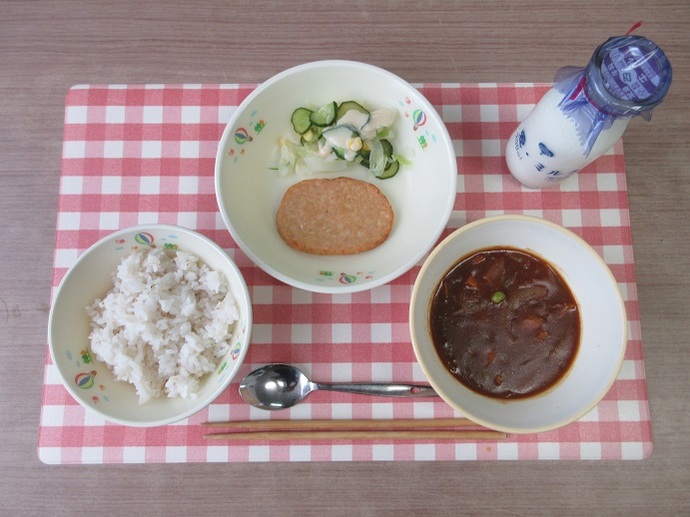 献立：麦ご飯　牛乳　ハヤシライス　ハムステーキ　コールスローサラダ　卓上クリーミードレッシング