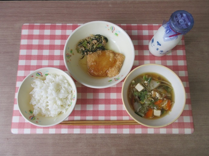 献立：白飯　牛乳　けんちん汁　揚げ鶏のたれかけ　もやしのピリ辛炒め