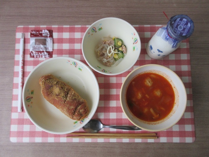 献立：きな粉揚げパン　牛乳　ミートボールのトマト煮　大根サラダ　卓上マヨネーズ　ココア牛乳の素