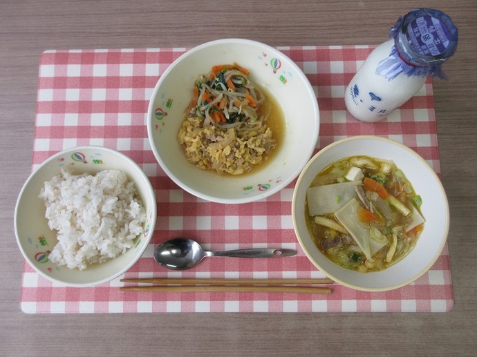 献立：☆麦ご飯　牛乳　味噌ワンタンスープ　☆鶏肉と卵のビビンバ風（肉）　☆鶏肉と卵のビビンバ風（野菜）