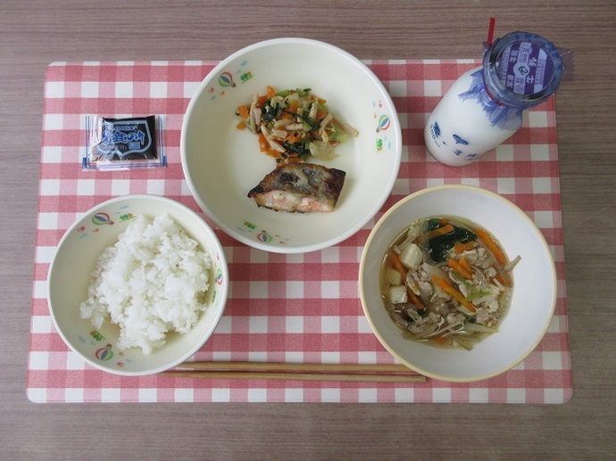 献立：白飯　牛乳　沢煮椀　鮭の塩麹焼き　チキンハムと野菜の和え物　海苔佃煮