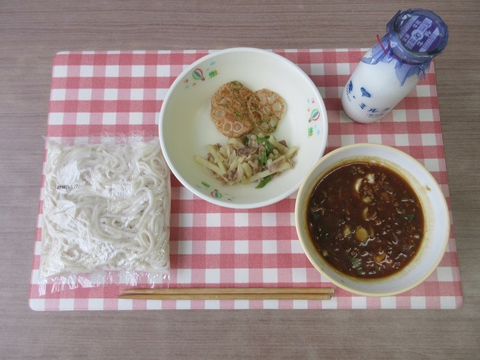 献立：ソフトめん　牛乳　肉みそかけ　じゃがいもとベーコンの炒め物　れんこんチップス