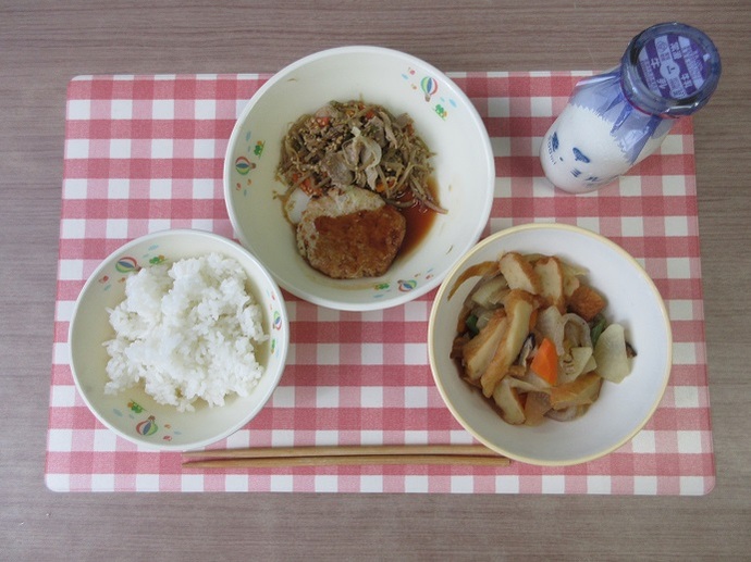 献立：白飯　牛乳　さつま揚げと大根のうま煮　お好み焼き風つくね　きんぴらごぼう