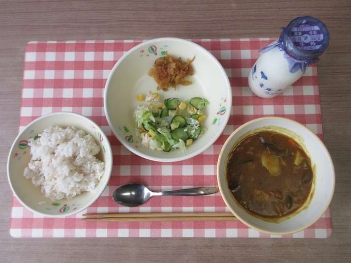 献立：麦ご飯　牛乳　夏野菜カレー　チキンサラダ　福神漬け　卓上マヨネーズ