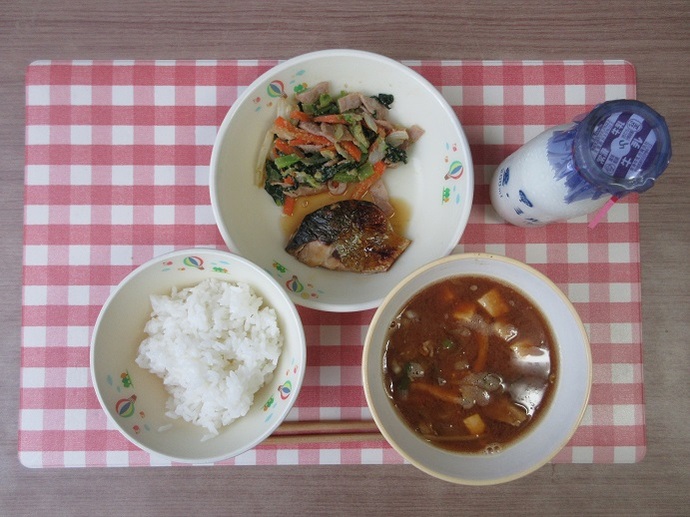 献立：白飯　牛乳　じゃがいものみそ汁　あじの照り焼き　野菜のごま和え