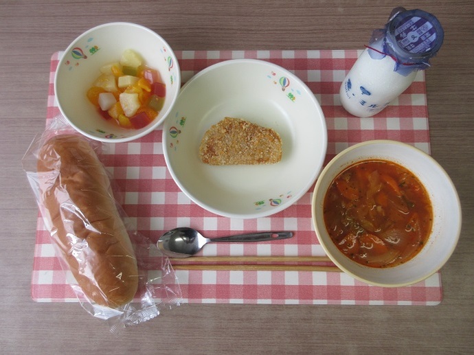 献立：ミルクロールパン　牛乳　米粉マカロニのトマト煮　チキンハムカツ　フルーツポンチ