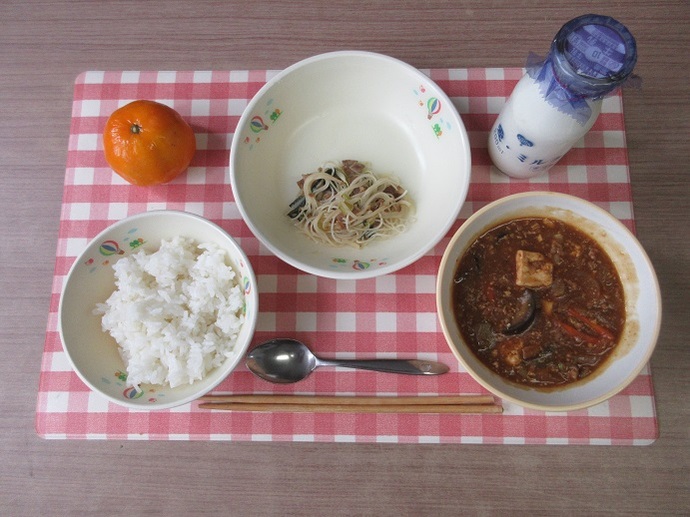献立：白飯　牛乳　☆なす入りマーボ豆腐　ビーフンの中華炒め　冷凍みかん