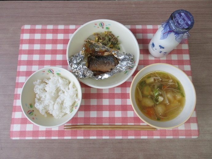 献立：白飯　牛乳　鶏団子汁　さばの銀紙焼き　豚肉と野菜のソース炒め