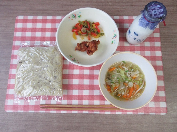 献立：中華めん　牛乳　塩ラーメンスープ　鶏肉の唐揚げ　カラフルピーマン炒め