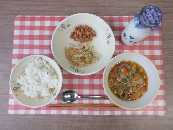 献立：★白飯　牛乳　★豚丼　鶏肉と野菜の炒め物　☆大豆のきな粉がらめ