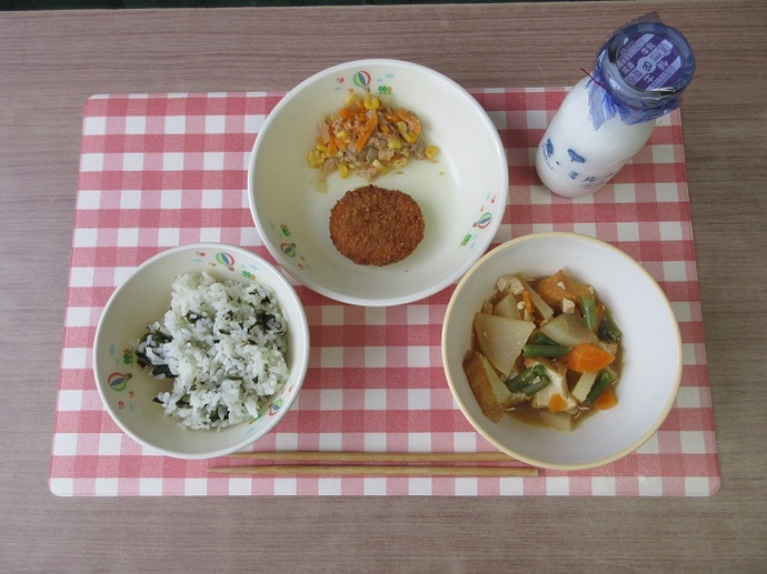 献立：わかめご飯　牛乳　生揚げのうま煮　メンチカツ　ツナコーン炒め