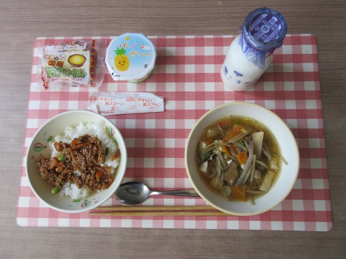 献立：白飯　牛乳　けんちん汁　☆常滑産玉ねぎ入り肉みそ丼　セレクトデザート