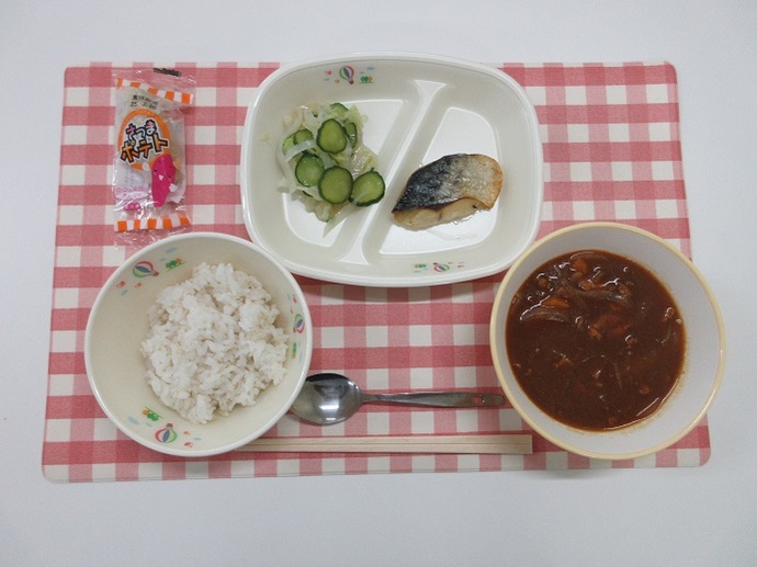 献立：麦ごはん　ハヤシライス　さばのハーブやき　シャキシャキサラダ　スイートポテト