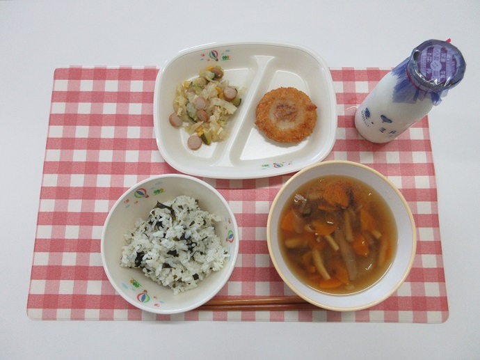 献立：わかめご飯　牛乳　とうがん汁　新給食センターお祝いメンチカツ　ズッキーニ-の炒め物