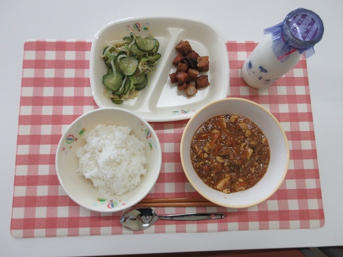 献立：白飯　牛乳　マーボ豆腐　★まぐろとレバーの揚げ煮　野菜の中華ごまサラダ