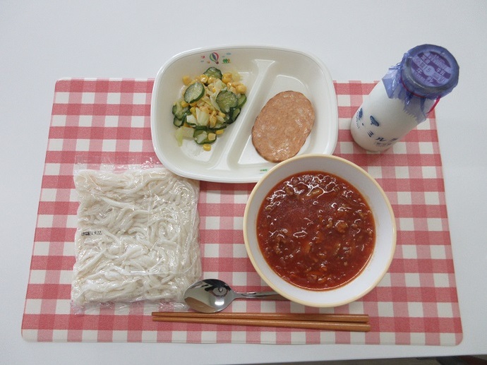 献立：ソフトめん　牛乳　ミートソース　ハムステーキ　野菜のサワー和え