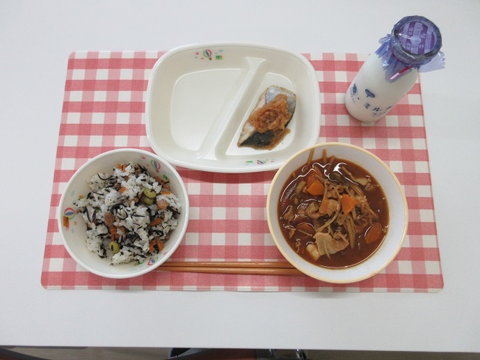 献立：白飯　牛乳　実だくさん汁　あじのおろしかけ　ひじきごはんの具