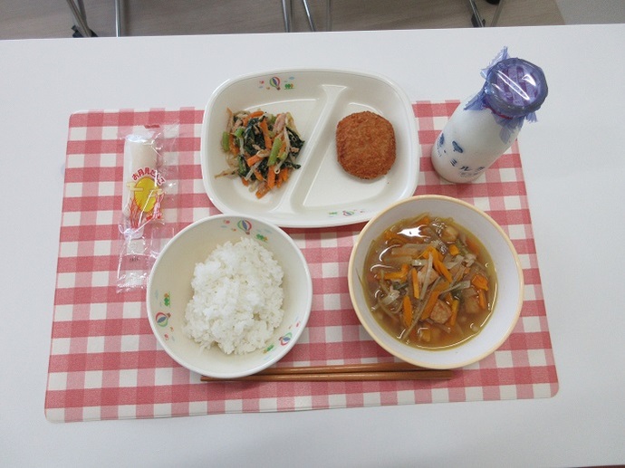 献立：白飯　牛乳　沢煮椀　里芋コロッケ　小松菜のごまあえ　月見団子