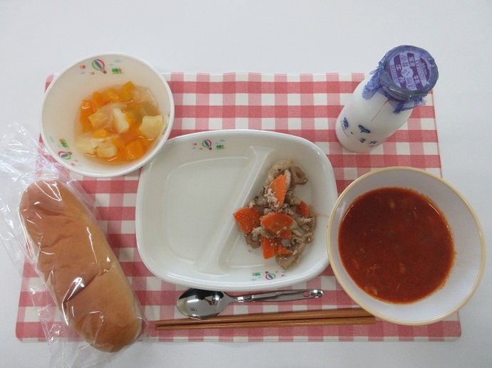献立：ミルクロールパン　牛乳　ポークビーンズ　☆鶏肉とれんこんのソテー　フルーツポンチ
