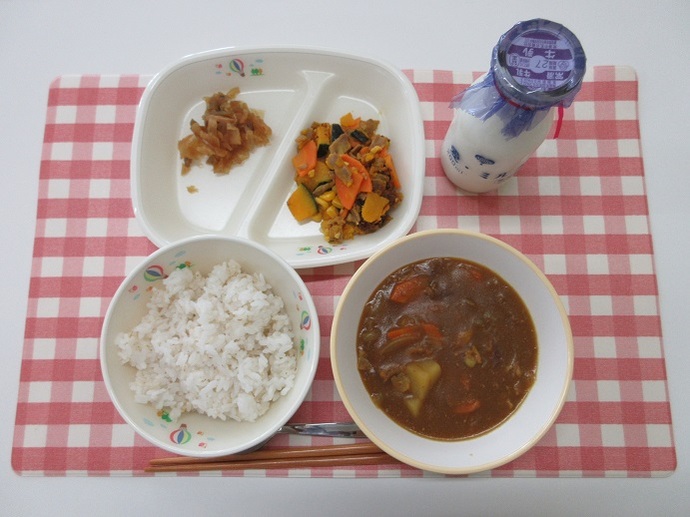 献立：麦ごはん　牛乳　カレーライス　かぼちゃのソテー　ふくじんづけ