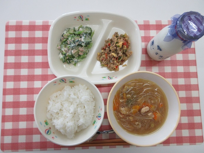 献立：☆白飯　牛乳　春雨スープ　☆卵入りタイと常滑のガパオライス丼　こまツナサラダ　卓上マヨネーズ