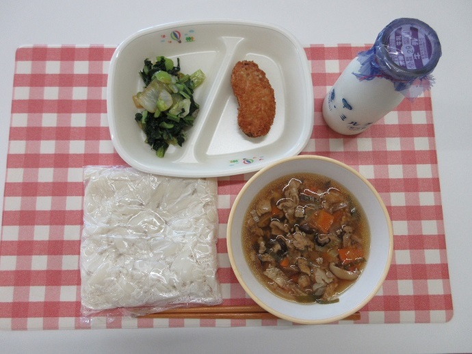 献立：きしめん　牛乳　きつね汁かけ　ささみ大葉梅肉フライ　白菜のおひたし