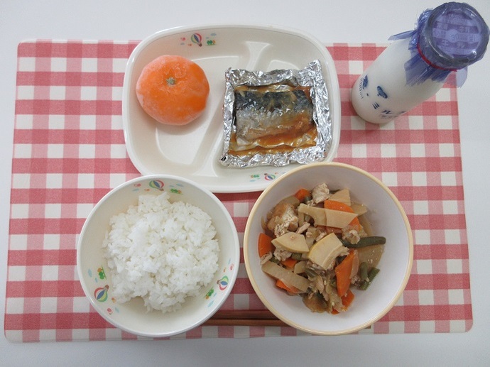 献立：白飯　牛乳　生揚げのうま煮　さばの銀紙焼き　冷凍みかん