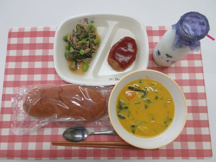 献立：くろロールパン　牛乳　パンプキンシチュー　ハンバーグのトマトソースかけ　枝豆サラダ