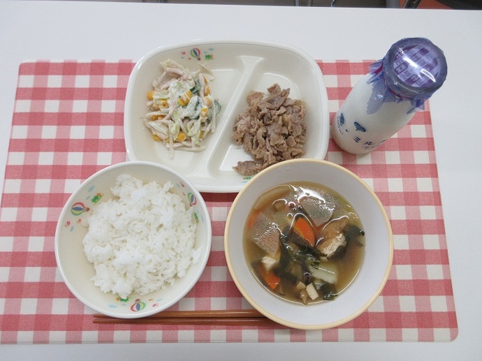 献立：白飯　牛乳　八杯汁　豚肉のしょうが焼き　☆ごぼうのマヨネーズ和え　卓上マヨネーズ