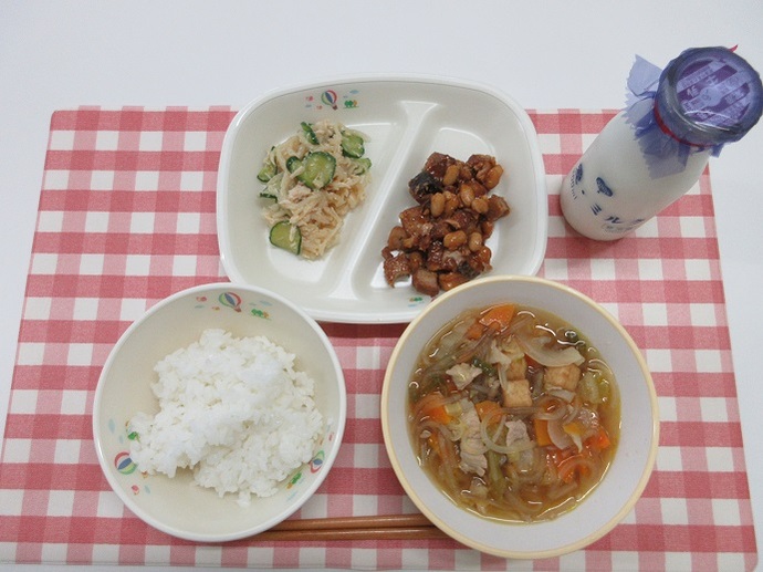献立：白飯　牛乳　春雨スープ　かつおと大豆の中華和え　切り干し大根のごまサラダ