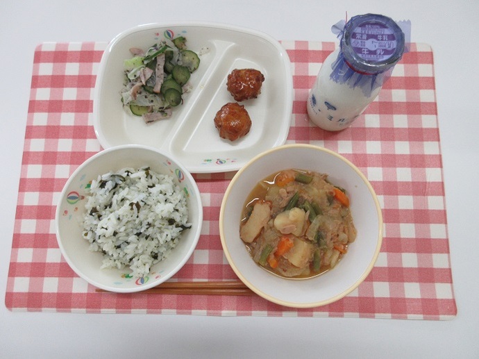 献立：わかめご飯　牛乳　ツナとじゃがいもの煮物　愛知県産食材入り肉団子　キャベツのゆかり和え
