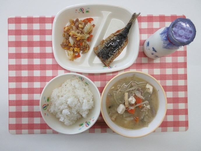 献立：白飯　牛乳　白みそ汁　いわしの蒲焼　カラフル野菜炒め