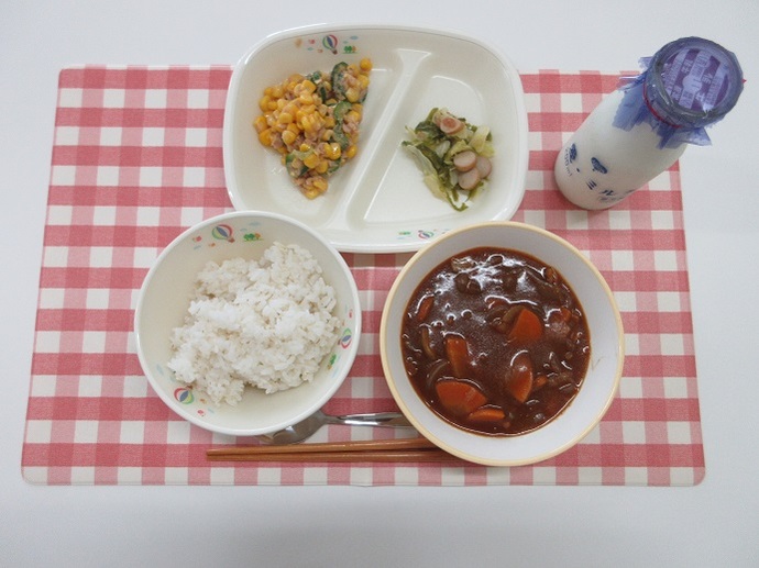献立：麦ご飯　牛乳　ハヤシライス　ソーセージとピーマンのソテー　コーンサラダ
