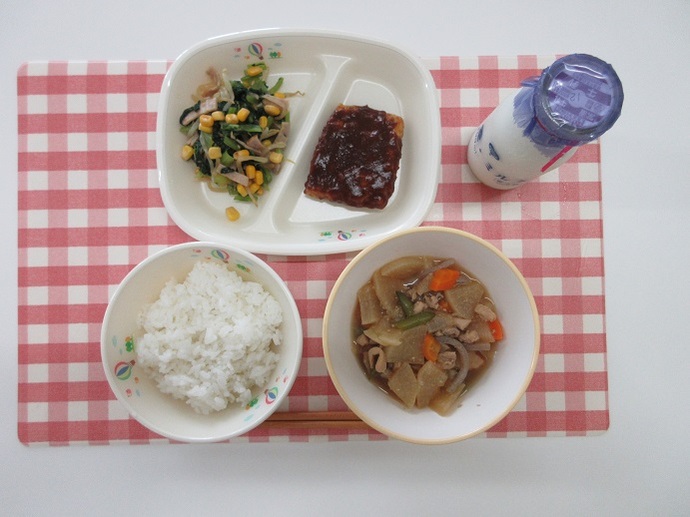 献立：白飯　牛乳　大根のうま煮　けんちん信田のみそかけ　小松菜の和え物