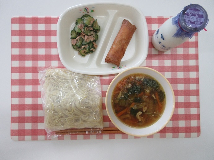 献立：中華めん　牛乳　五目ラーメン　春巻き　きゅうりとツナの中華サラダ