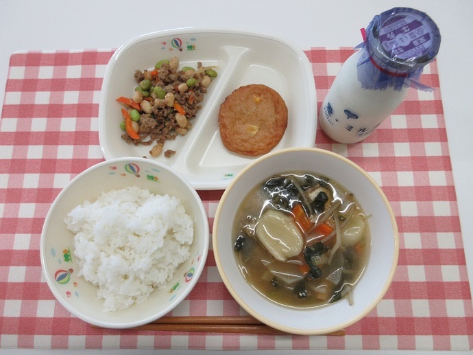 献立：白飯　牛乳　すいとん　野菜はんぺん　ピリ辛大豆