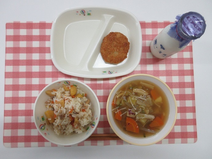 献立：白飯　牛乳　さつまいも汁　キャベツ入りメンチカツ　☆秋の味覚ご飯の具