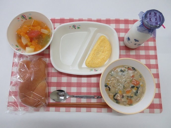 献立：クロスロールパン　牛乳　きのこのとうにゅうクリームに　オムレツ　フルーツミックス