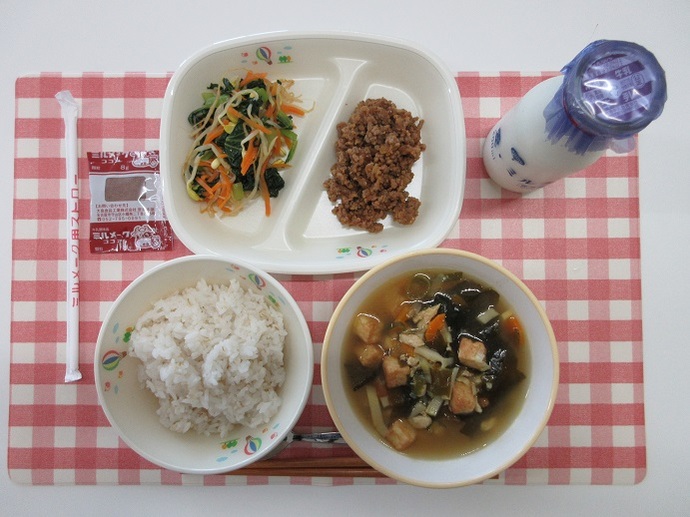 献立：麦ご飯　牛乳　中華スープ　ビビンバ（肉）　ビビンバ（野菜）　ココア牛乳の素