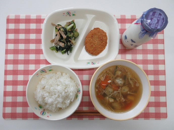 献立：白飯　牛乳　☆愛知県産大葉入り鶏団子汁　愛知県産食材コロッケ　愛知県産野菜とアカモクの和え物