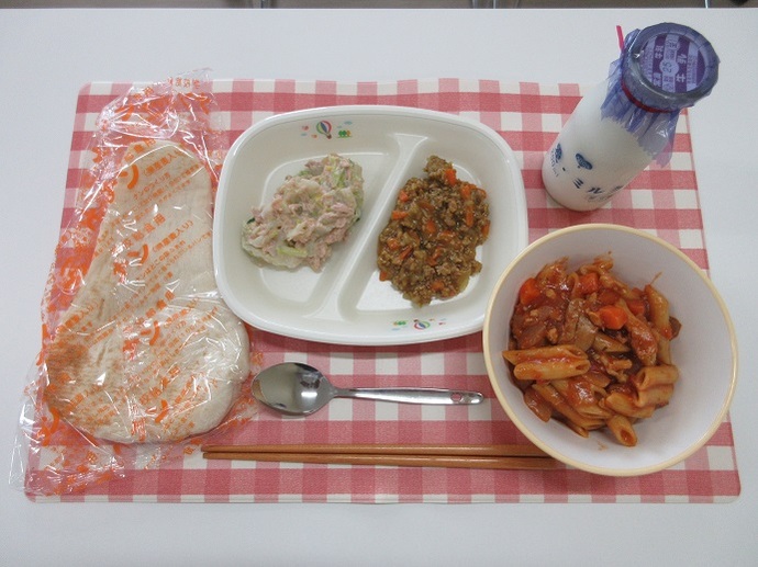 献立：ナン　牛乳　トマトソースペンネ　ドライカレー　白菜のサラダ　たくじょうクリーミードレッシング
