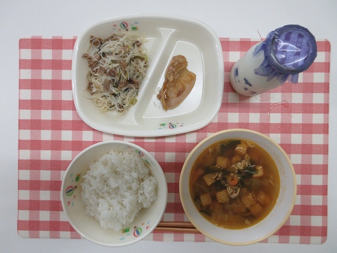 献立：白飯　牛乳　キムチスープ　鶏肉の甘酢たれかけ　ビーフン炒め